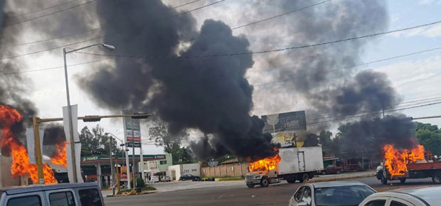 Крваве улице Кулијакана због хапшења Ел Чаповог сина (ФОТО + ВИДЕО)